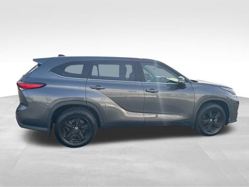 Used 2022 Toyota Highlander LE image 10