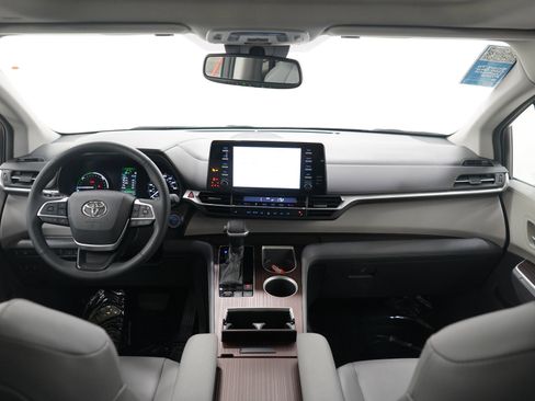 Used 2021 Toyota Sienna XLE image 14