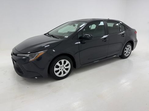 Used 2025 Toyota Corolla LE FWD image 5