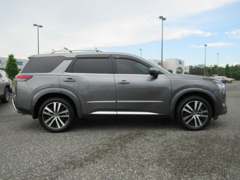 Used 2024 Nissan Pathfinder Platinum w/ Cargo Package AWD/4WD image 2
