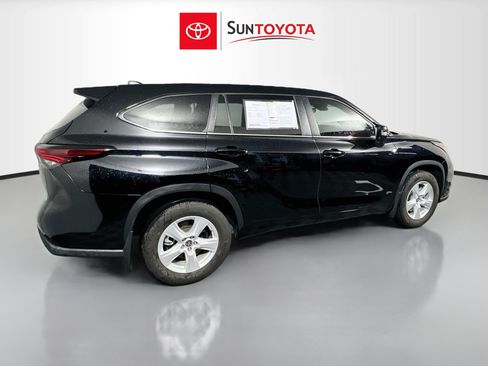 Used 2024 Toyota Highlander LE FWD image 4