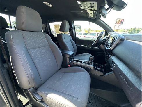 Used 2019 Toyota Tacoma TRD Off-Road AWD/4WD image 4