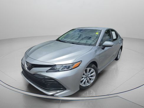 Used 2019 Toyota Camry LE FWD image 4