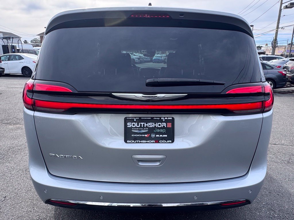 Used 2023 Chrysler Pacifica Touring-L FWD image 7