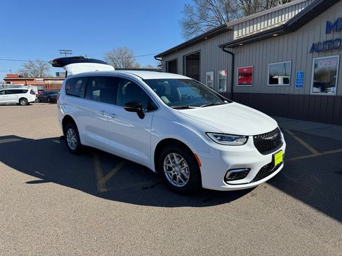 Used 2026 Chrysler Pacifica Select FWD image 8