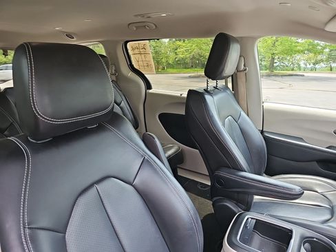 Used 2023 Chrysler Pacifica Touring-L FWD image 11