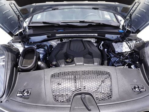 Used 2023 Porsche Macan AWD/4WD image 6
