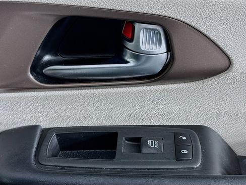 Used 2020 Chrysler Voyager L image 30