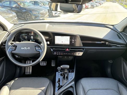Used 2025 Kia Niro SX Touring image 18