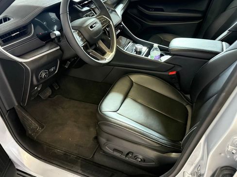 Certified 2025 Jeep Grand Cherokee Limited w/ Black Appearance Package image 11