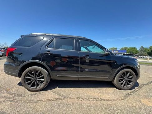 Used 2018 Ford Explorer XLT w/ XLT Appearance Package AWD/4WD image 8