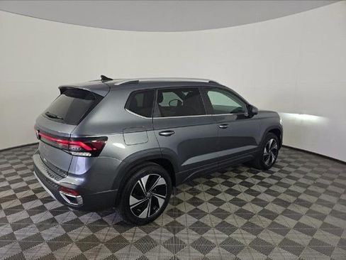 Used 2025 Volkswagen Taos SE AWD/4WD image 3