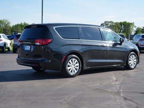 Used 2020 Chrysler Voyager L FWD image 3