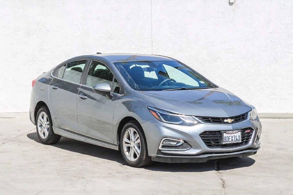 Used 2018 Chevrolet Cruze LT w/ RS Package FWD image 4