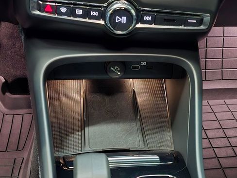 Certified 2023 Volvo XC40 Recharge Ultimate image 31