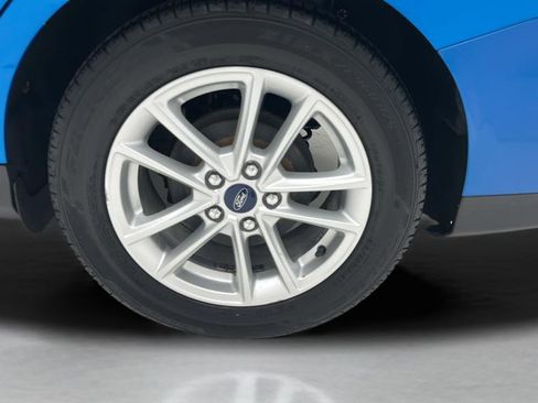 Used 2016 Ford Focus SE w/ SE Cold Weather Package FWD image 9