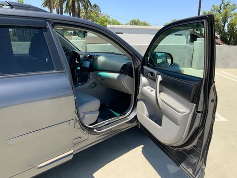 Used 2010 Toyota Highlander SE AWD/4WD image 12