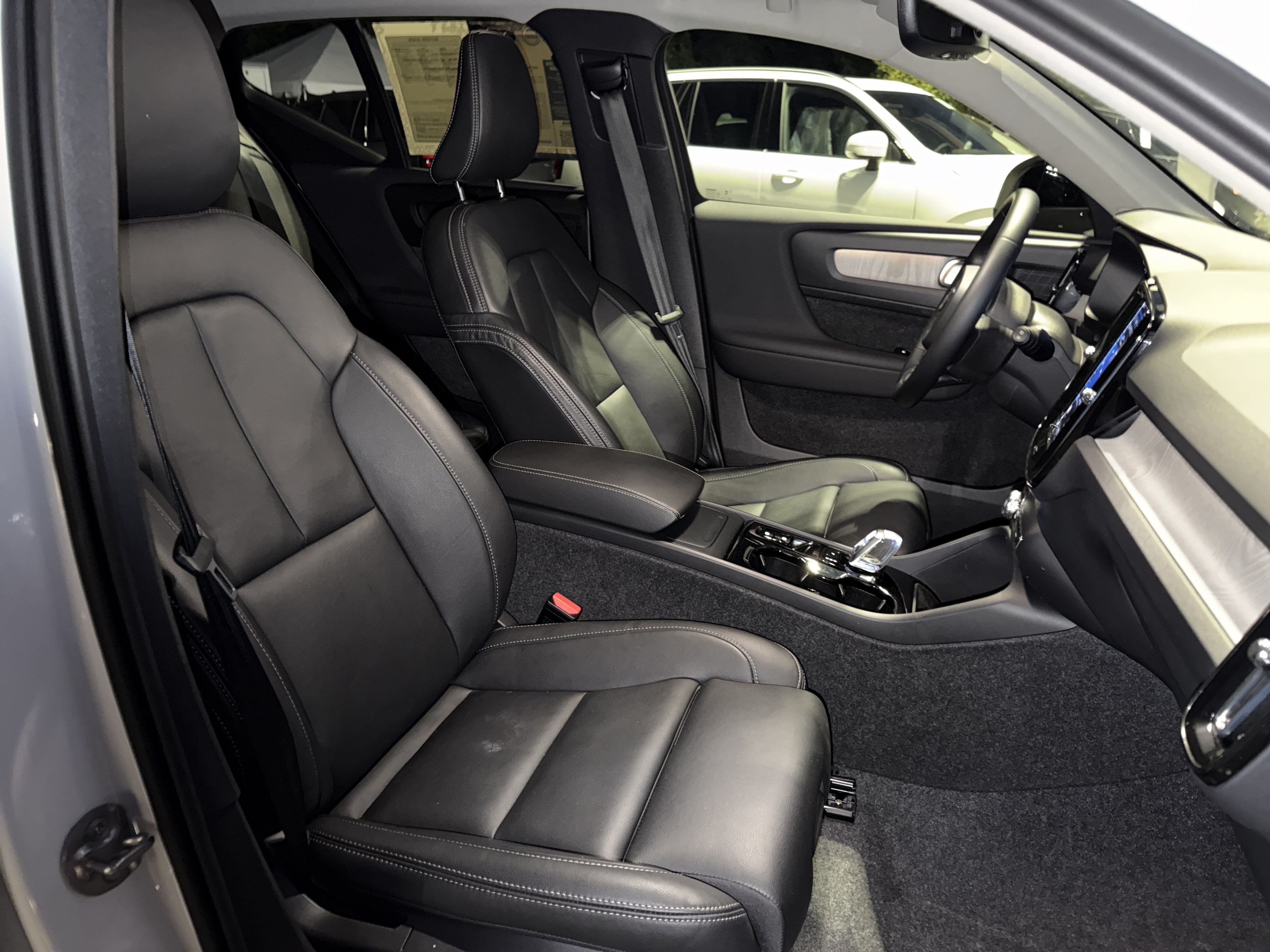 Certified 2025 Volvo XC40 B5 Plus AWD/4WD image 29