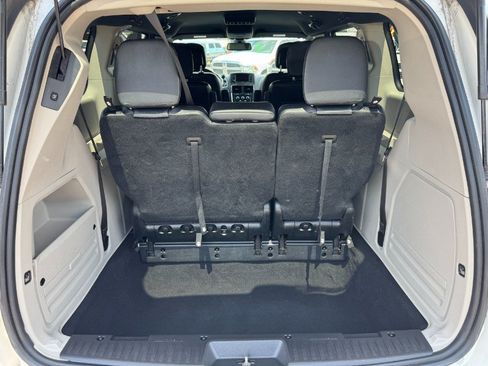 Used 2019 Dodge Grand Caravan SXT FWD image 18
