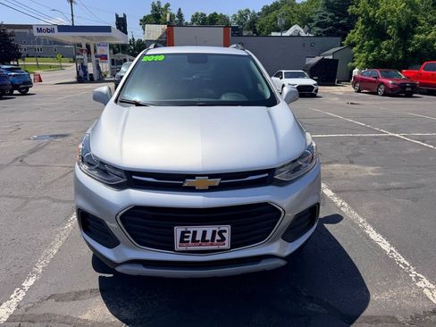 Used 2019 Chevrolet Trax LT w/ LT Convenience Package AWD/4WD image 2