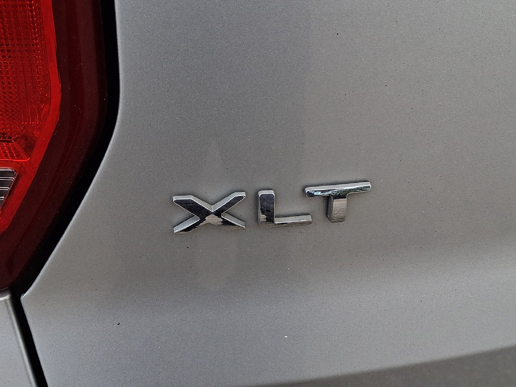 Used 2019 Ford Explorer XLT w/ Equipment Group 202A FWD image 11