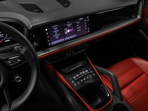 Certified 2024 Porsche Cayenne AWD/4WD image 36