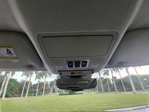 Used 2017 Land Rover Discovery HSE image 21