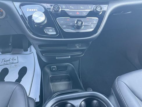 Used 2026 Chrysler Pacifica Select image 19