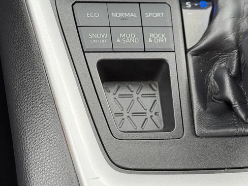Used 2021 Toyota RAV4 LE AWD/4WD image 21