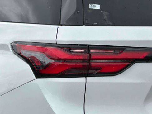 Used 2023 Chevrolet Traverse RS AWD/4WD image 9