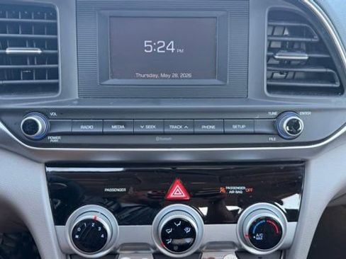 Used 2019 Hyundai Elantra SE FWD image 18