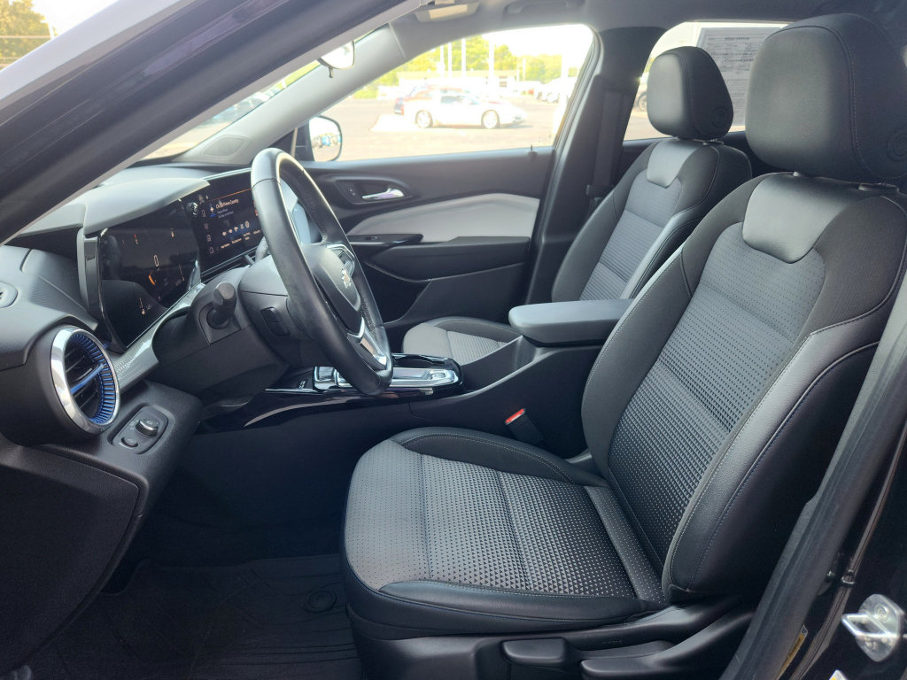 Used 2024 Chevrolet Trax LT w/ Sunroof Package FWD image 16