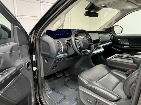 Used 2025 Ford Expedition Platinum AWD/4WD image 17