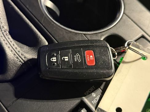 Used 2022 Toyota Highlander LE image 26