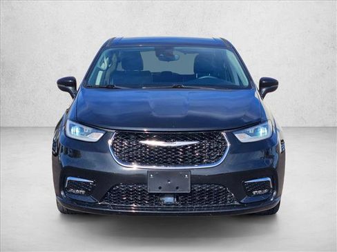 Used 2023 Chrysler Pacifica Touring-L FWD image 2