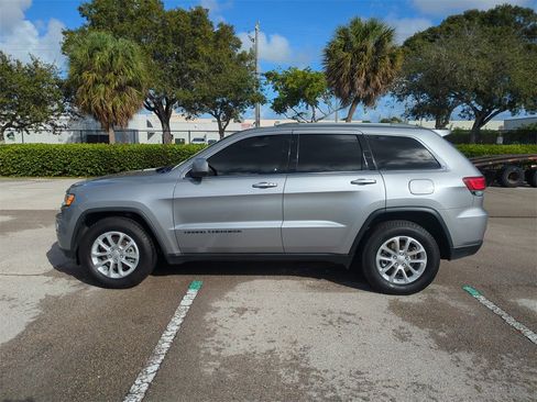 Used 2021 Jeep Grand Cherokee Laredo image 9