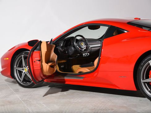 Used 2015 Ferrari 458 Italia Coupe RWD image 31