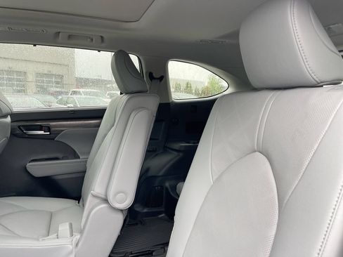 Used 2026 Toyota Highlander Platinum AWD/4WD image 9