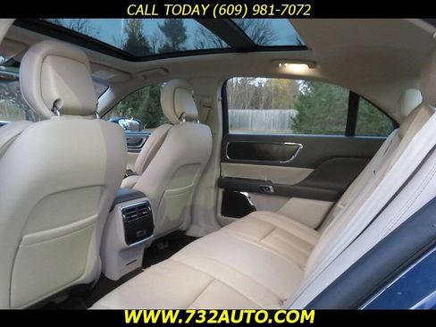 Used 2018 Lincoln Continental Select w/ Continental Climate Package image 9