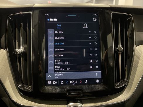 Used 2025 Volvo XC60 B5 Plus image 25