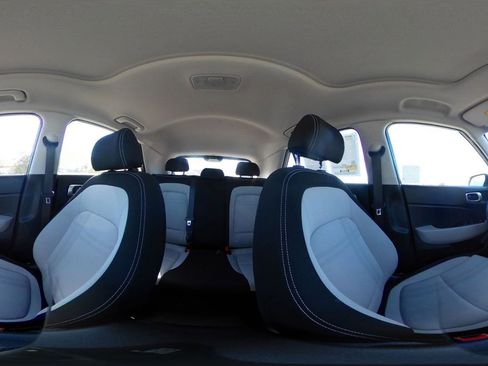 Used 2025 Hyundai Venue SEL image 41