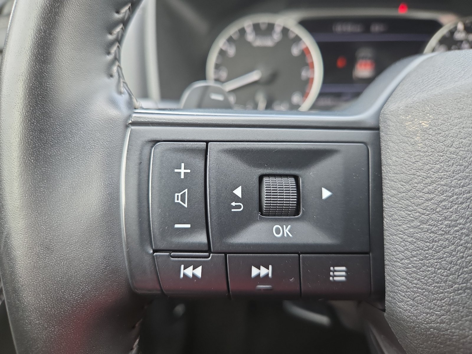 Used 2025 Nissan Rogue SV AWD/4WD image 19