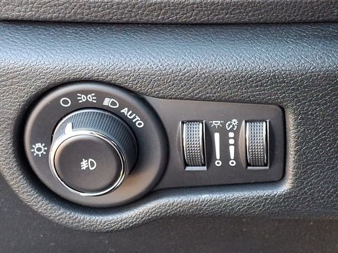 Used 2023 Chrysler Pacifica Touring FWD image 25