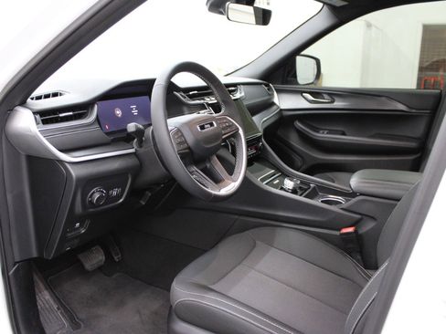 Used 2025 Jeep Grand Cherokee Laredo X image 7