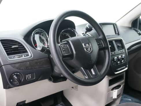 Used 2018 Dodge Grand Caravan SE w/ UConnect Hands-Free Group image 9