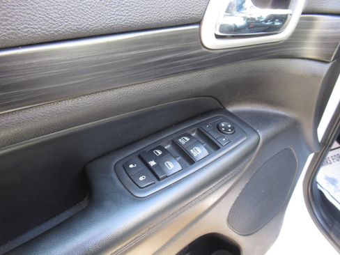 Used 2020 Jeep Grand Cherokee Altitude image 15