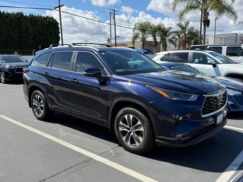 Used 2024 Toyota Highlander XLE FWD image 1