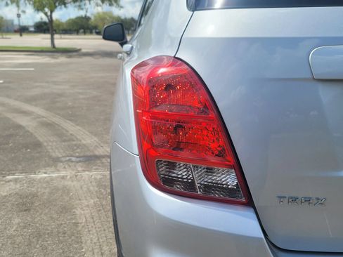 Used 2019 Chevrolet Trax LS FWD image 21