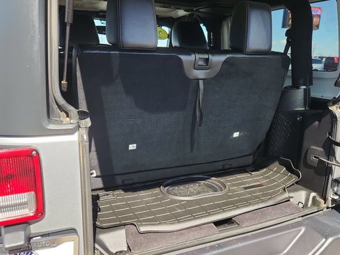 Used 2016 Jeep Wrangler Rubicon AWD/4WD image 9