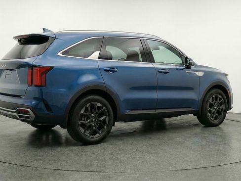 Used 2024 Kia Sorento S image 9